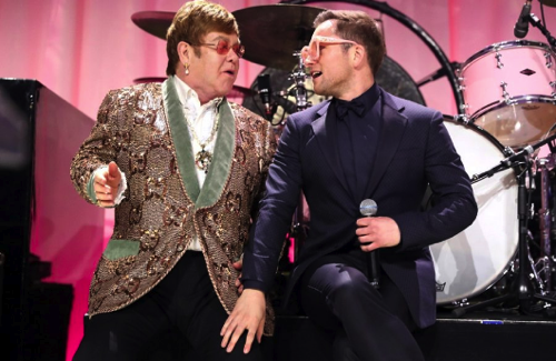 Elton John y Taron Egerton.png