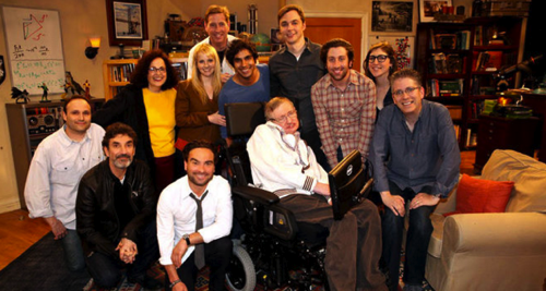 Hawking con el elenco de Big Bang Theory.png