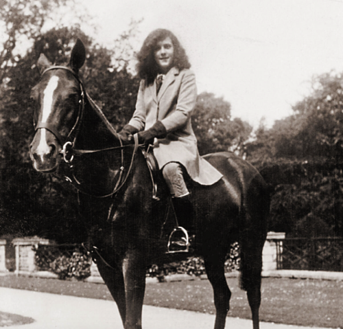 Leonora Carrington a caballo.png