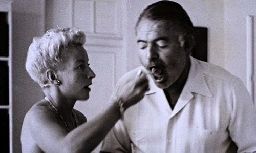 Ernest Hemingway y su esposa.png