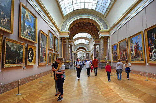 Pasillos del museo de Louvre.png